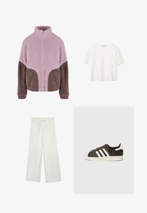 Karl Kani Jakna iz flisa - rose taupe; Bela kratka majica s kratkimi rokavi iz bombaža. Ima okroglo izrezovanje in sproščen kroj. Gladka tekstura brez vidnih vzorcev ali poudarkov.; Bele široke hlače iz mehkega blaga. Imajo elastičen pas s vrvico in gladko teksturo. Brez vidnih vzorcev ali kovinskih delov.; Nizki adidas Superstar copat iz temno rjavega usnja s kremasto školjkasto konico, belimi črtami in napisom "Superstar" na strani.