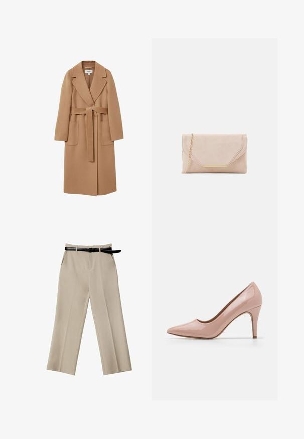 Lang, kamelfarvet frakke i blødt stof med bælte i taljen, brede reverser og to frontlommer. Glat tekstur og skræddersyet design.; Beige tanktop lavet af glat stof, med tynde stropper og et enkelt, fitted design med en ren udskæring og uden mønstre.; Beige bredde benbukser med en glat tekstur, forlommer og et sort læderbælte. Skræddersyet design med skarpe folder.; Rosa patent læder højhælet sko med spids tå og slank, afsmalnet hæl. Glat tekstur, minimalistisk design og ingen synlige mønstre.; Beige ruskinds clutch med en guld kæde-rem og rektangulær hardware detalje. Har en fold-over klaff med skrå kanter og syningsdetaljer.