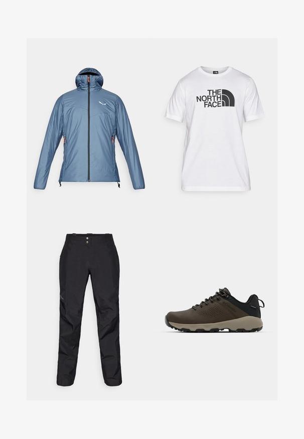 Salewa PUEZ CATINACCIO - Zimní bunda - java blue; Bílý bavlněný tričko s černým grafickým potiskem, na kterém je text a zakřivený design loga. Kulatý výstřih a krátké rukávy. Hladká textura.; Černé voděodolné kalhoty s hladkým povrchem, vybavené dvěma předními knoflíky a zužujícím se střihem nohavic. Ozdobené logem na boku.; Hnědé nepromokavé sneakers s texturovaným svrškem, perforovanými detaily, černým oporou paty a šedou gumovou podrážkou. Šňůrky mají kovové konce.