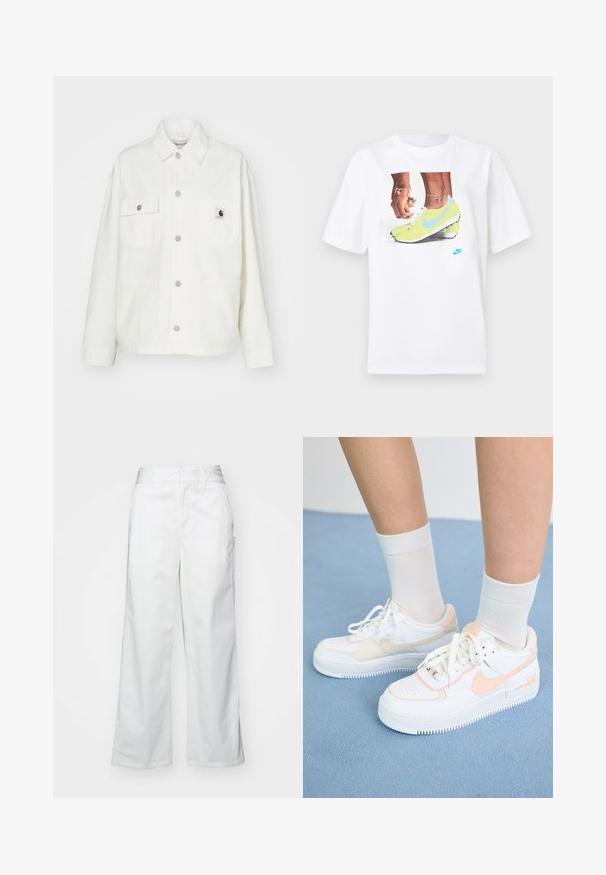 Casaco de algodão branco com frente abotoada, dois bolsos no peito e um patch de logó tipo quadrado. Corte relaxado com mangas longas e costuras visíveis.; T-shirt branco de algodão com uma gráfica de pés em chuteiras Nike amarelas com detalhes azuis, combinado com uma pulseira no pulso esquerdo.; Calças largas brancas feitas de algodão, com uma textura suave, corte reto, bolsos frontais e bainha limpa.; Sapatilhas brancas com detalhes em pêssego, parte superior em couro liso, biqueira perfurada, sola texturizada e atacadores. Usadas com meias brancas até ao tornozelo sobre uma superfície azul.