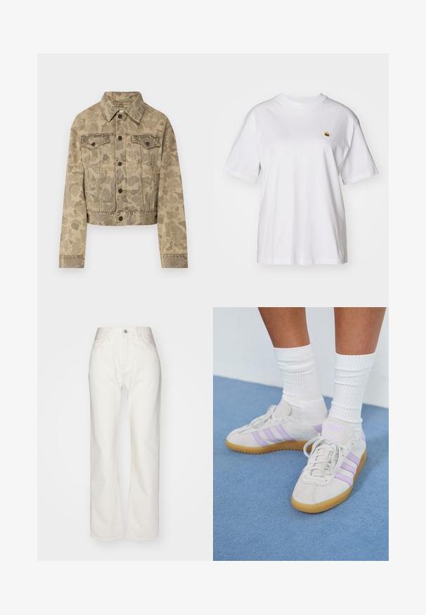 Carhartt WIP DUCK ORELL JACKET - Jeansjacke - duck/black; Weißes Baumwoll-T-Shirt mit lockerem Schnitt, kurzen Ärmeln und einem kleinen gestickten Logo auf der linken Brustseite.; Weiße Denim-Hosen mit hoher Taille und weit geschnittenem Bein. Mit einem Knopf- und Reißverschluss, Gürtelschlaufen und dezenten Nähten.; Helle graue Wildledersneaker mit drei lila Streifen, Gummisohle, flachen Schnürsenkeln und weißen gerippten Socken. Vor einem blauen Hintergrund.