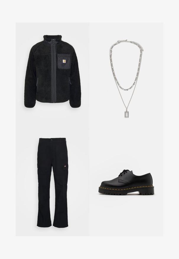 Čierna fleecová bunda s vysokým golierom, zipsom na prednej strane a vreckom na hrudi. Má mäkkú textúru, bočné vrecká a malú nášivku loga na vrecku.; Biela dlhá bavlnená tričko s dlhým rukávom. Dizajn s okrúhlym výstrihom a rebrovanými manžetami, malá nášivka na ľavom rukáve. Hladká textura.; Čierne cargo nohavice so vzorom rovného strihu, vyrobené z odolnej tkaniny, s bočnými vreckami a nášivkou logo na ľavej strane.; Čierna kožená šnurovacia topánka s okrúhlou špičkou, štruktúrovanou gumovou podrážkou a žltým prešitím okolo základne. Plný dizajn a hladký povrch.; Strieborný náhrdelník s dvoma vrstvenými reťazami; obsahuje obdĺžnikovú prívesok s hladkým povrchom, ktorý predvádza lesklý kovový povrch.