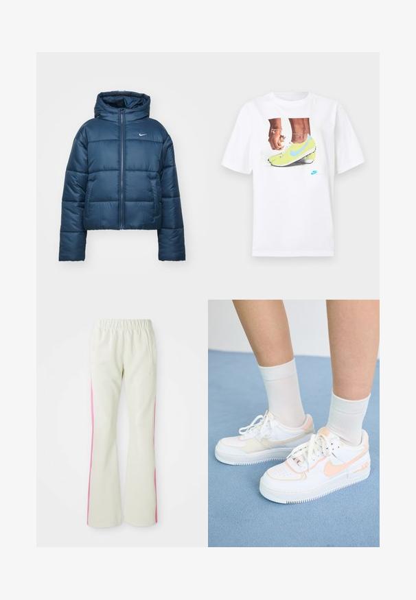 Tamsiai mėlynas pūkinis džemperis su kapišonu, su priekiniais užtrauktukais, šoninėmis kišenėmis ir mažu baltu logotipu ant krūtinės. Stačiakampio formos siluetas.; Balta medvilninė marškinėlis su grafika, vaizduojančia kojas geltonose Nike sportinėse batuose su mėlynomis detalėmis, derinama su apyranke ant kairiojo riešo.; Šviesiai smėlio spalvos kelnės su elastinga juosmens juosta, turinčios rožinius šoninius panelius ir šonines kišenes. Lygi tekstūra su tiesiomis kojomis.; Balti sportbačiai su persikų akcentais, lygus odinis paviršius, perforuota nosis, tekstūruotas padas ir raišteliai. Dėvimi su baltais džinsiniais kojinėmis ant mėlynos paviršiaus.