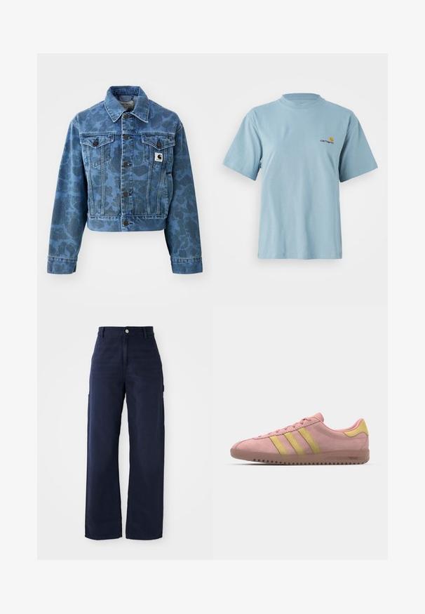 Kurze Jeansjacke in Blau mit subtilen Camouflage-Muster, ausgestattet mit einem spitzen Kragen, Fronttaschen und dunklen Knöpfen. Carhartt-Logo-Patch.; Himmelblaues kurzärmeliges Baumwoll-T-Shirt mit Rundhalsausschnitt und kleinem gelben und roten Carhartt-Logo auf der linken Brust.; Marineblaue, weite Cargo-Hosen aus robustem Baumwollstoff, mit Seitentaschen und einem Knopfverschluss an der Taille.; Rosa Wildleder-Sneaker mit drei gelben Streifen, runder Spitze und strukturiertem Gummisohle. Niedriges Profil mit gepolstertem Kragen.