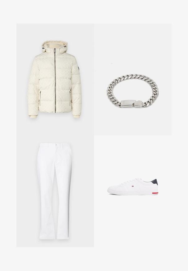 Guess MONOGRAM - Giacca invernale - quicksand; T-shirt bianco in cotone con collo rotondo, caratterizzato da un piccolo patch con logo rosso, bianco e blu sul lato sinistro del petto. Maniche corte, vestibilità classica.; Pantaloni di cotone bianchi con un design a gamba dritta, tasche frontali, chiusura con un bottone e una texture liscia.; Sneakers bianchi a punta bassa realizzati in pelle liscia. Presentano una tomaia blu navy sul tallone e un accento rosso sulla suola. Sei occhielli per i lacci.; Calvin Klein ELECTRIC - Bracciale - silver-coloured