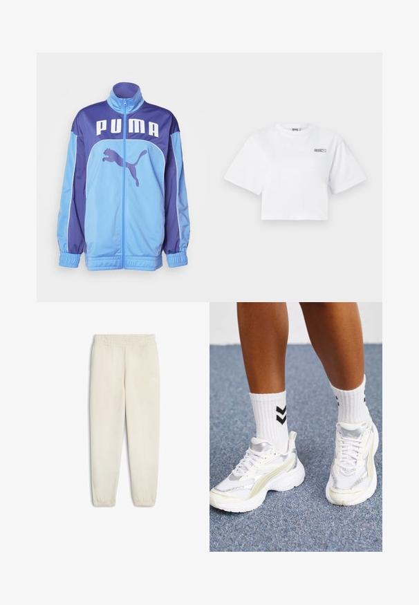 Modrá a fialová PUMA športová bunda s vysokým golierom, plným zipsom a elastickými manžetami. Obsahuje veľké logo na prednej strane a bočný grafický motív skáčúceho pumy.; Biele skrátené tričko s krátkymi rukávmi a malým logom "HOSIE" a logom Puma na pravej hornej časti hrude.; Svetlo béžové tepláky vyrobené z mäkkej tkaniny, s elastickým pásom, manžetami na členkoch a malým bielym logom na boku.; Biele tenisky so striebornými akcentmi, z sieťovinového materiálu a s robustným dizajnom. V kombinácii s bielymi ponožkami s čiernymi chevron vzormi.