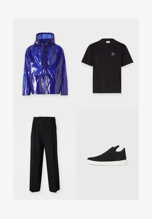 Lila, fényes esőkabát kapucnival. Elöl cipzáros, állítható húzózsinórral és texturált, fényes felülettel rendelkezik.; Fekete pamut póló kerek nyakkal és rövid ujjakkal. Bal mellen egy kis kék logó található. Egyszerű, egyenes szabású dizájn.; Fekete, pliszírozott nadrág, egyenes, széles lábakkal. Sima anyagból készült, gombos záródással és övhurkokkal rendelkezik.; Fekete nubuk sportcipő fehér gumitalppal, tónusos varrással és fűzős kialakítással. Simák a textúrája, modern, letisztult formával rendelkezik.