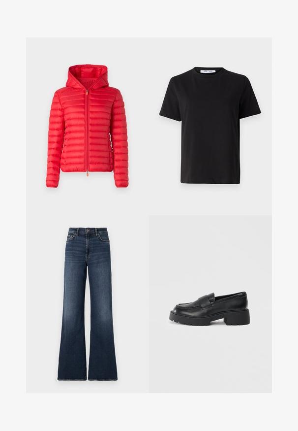 Save the duck DAISY - Overgangsjakke - jack red; Sort t-shirt med korte ærmer fremstillet af blødt bomuld, med rund halsudskæring, afslappet pasform og en glat overflade. Ingen synlige mønstre eller grafik.; Bredde ben mørkeblå denimjeans med høj talje. Har klassisk fem-lomme design og subtil fading på lårerne. Metal knaplukning.; Sorte læderloafers med en struktureret finish, der har et rektangulært bånd over vamps og et groft, klodsede således design.