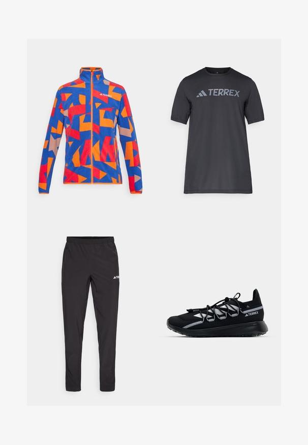 Giacca in pile blu con un motivo astratto in rosso, arancione e beige. Presenta un colletto alto e una zip completa. Logo del marchio sul petto.; T-shirt nero a maniche corte realizzato in tessuto leggero, con il logo "TERREX" grigio chiaro sul petto e colletto tondo.; Pantaloni sportivi neri con vita elasticizzata, due tasche laterali con zip e un logo sulla parte superiore della gamba destra. Tessuto liscio e leggero.; Scarpa da ginnastica nera con tomaia in rete, dettagli riflettenti, lacci elastici e suola in gomma testurizzata. Presenta un design elegante per le prestazioni.