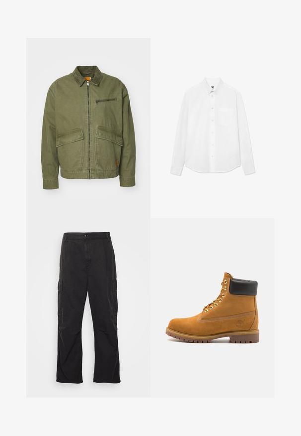 Oliven grønn jakke med krage, frontglidelås, to store lappelommer og en liten glidelåslomme på brystet.; Hvit skjorte med lange ermer og knappestolpe, har krage, brystlomme og subtil tekstur. Fronten har knapper og en liten logo-detalj.; Svarte cargo-bukser med rette bein, med to sidelommer, knappelukking og et strukturert stoff.; Beige semskede ankelstøvel med svart polstret krage, gullmetalløyer, hvite sømdetaljer og robust gummisåle med påfallende mønster.