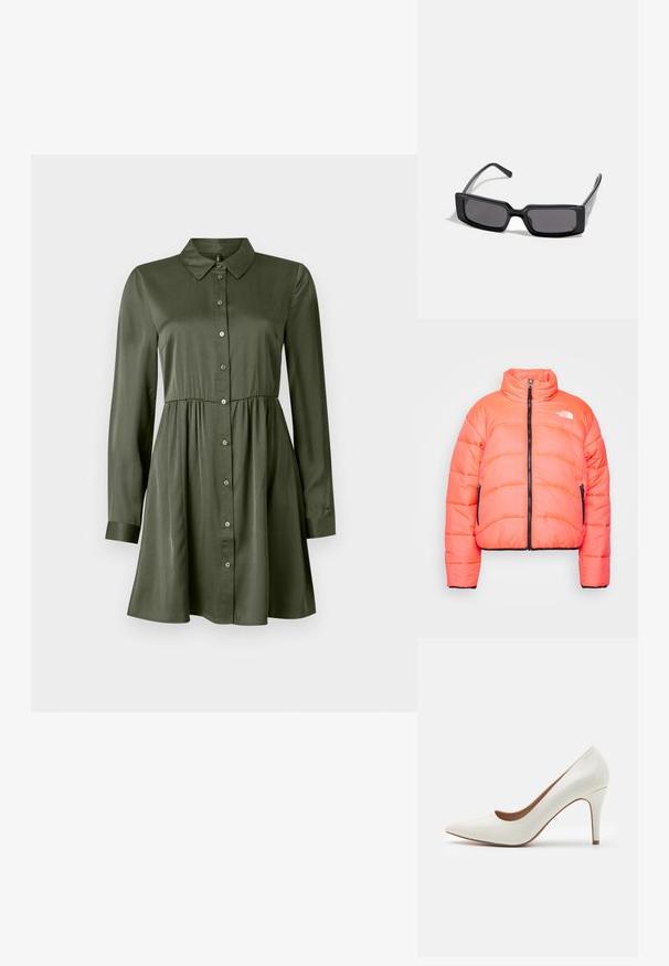 Pumpad orange jacka med hög krage, framdragkedja och svarta detaljer. Har två fickor på sidan med dragkedja och genomquiltad textur.; Långärmad olivgrön skjortklänning med figursydd midja och krage, något utsvängd kjol och manschettärmar.; Vita lackläder högklackad sko med spetsig tå och en slät yta, med en smal klack och låg skärning runt öppningen.; Svarta solglasögon med rektangulärt båge, mörka linser och slät, blank yta. Har tunna skalmar med subtil varumärkeslogotyp på sidan.; Michael Kors handledos i beige belagd kanvas med ett upprepande MK-logomönster, gyllene detaljer och ett avtagbart kedjehandtag.; Guldmetallörhängen med en vågig design; slät, reflekterande yta; asymmetrisk form; inga synliga mönster eller hårdvara.