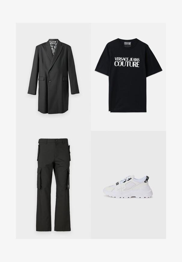 Czarny dopasowany płaszcz o podwójnym zapięciu, z klapami i dwoma przednimi kieszeniami. Podszewka wnętrza ma kontrastowy wzór graficzny.; Czarna bawełniana koszulka z krótkim rękawem z dużym białym napisem "VERSACE JEANS COUTURE" na przodzie. Klasyczny krój z okrągłym dekoltem.; Czarne spodnie cargo w prostym kroju, z wieloma bocznymi kieszeniami i zapięciem na guzik. Wykonane z trwałego materiału o gładkiej fakturze.; Białe sportowe buty z siateczkową cholewką, grubą podeszwą i czarnymi akcentami z nadrukowanym logo. Teksturowany i strukturalny design.