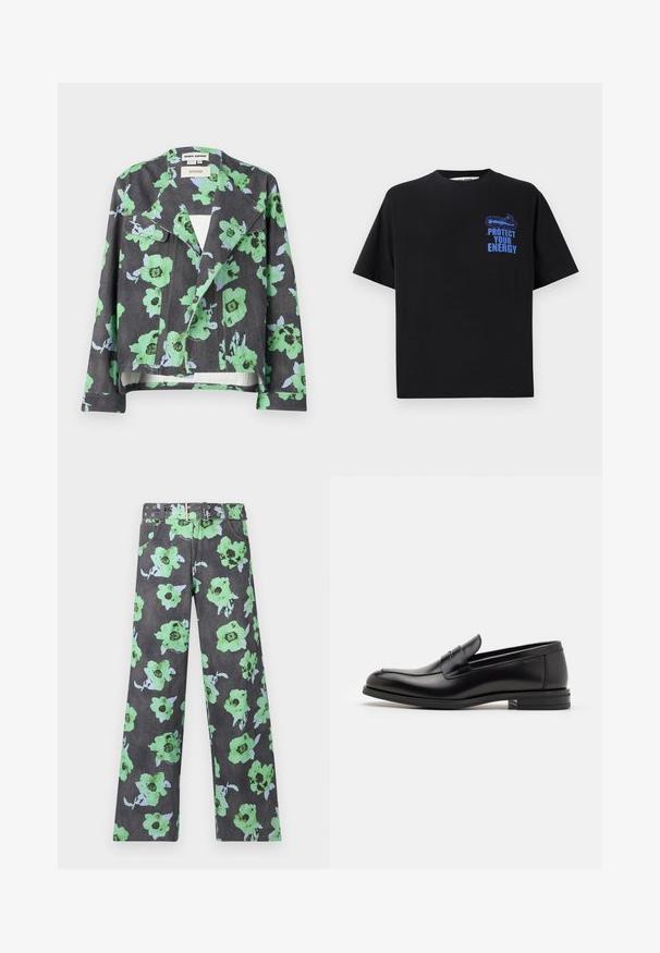 Giacca floreale con sfondo nero, grandi fiori verdi e blu, colletto a rever e tasche anteriori. Realizzata in tessuto testurizzato.; T-shirt in cotone nero con maniche corte, con il testo blu "PROTEGGI LA TUA ENERGIA" e un design grafico sul lato superiore sinistro.; Pantaloni stampati floreali in grigio scuro con grandi fiori verdi e blu. Include una cintura coordinata con numerosi rivetti e occhielli.; Mocassini neri in pelle con una texture liscia, punta arrotondata e una striscia decorativa sulla tomaia. Tacco basso impilato, design minimalista.