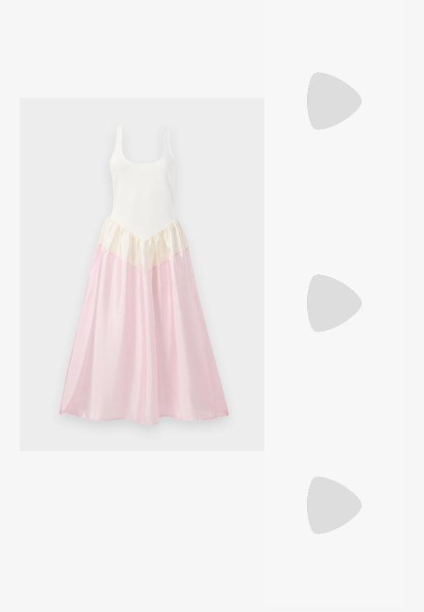 Μάξι φόρεμα με εφαρμοστό λευκό μπούστο και φαρδύ εντυπωσιακό φουστάνι. Το φουστάνι διαθέτει επίπεδα υφάσματα σε κρέμα και ανοιχτό ροζ, με γυαλιστερ�ή υφή.; Ροζ παπούτσι Mary Jane με κρυστάλλους, με μυτερή μύτη, ανοιχτές πλευρές και χαμηλό, γωνιακό μαύρο τακούνι. Λείος εσωτερικός υπένδυση.; Ροζ πλέγμα τσάντα χειρός με στρογγυλό σχήμα, που διαθέτει ασημένια αλυσίδα χερούλι και διακριτή γυαλάδα, με υφή στην επιφάνεια.; Chunky δαχτυλίδι φτιαγμένο από γυαλιστερό υλικό ελεφαντόδοντου, με ένα λείο, οβάλ χρυσό διακοσμητικό μπροστά και στρογγυλή ταινία για άνεση.