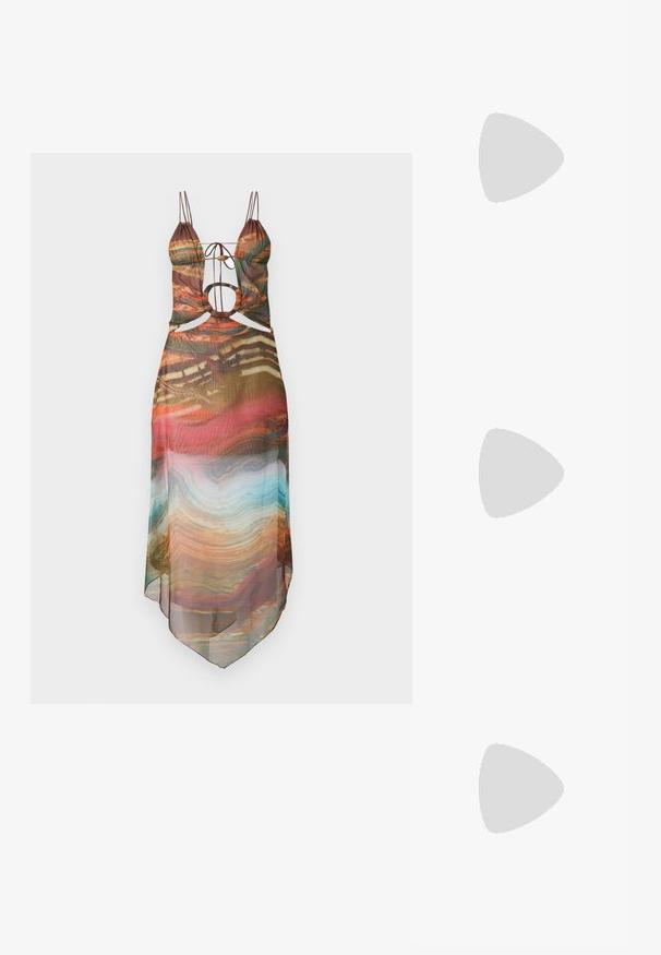 Camisola de alças branca com texturas, apresentando um bordado de pimenta chili preta na área do peito. Feita de material macio e elástico.; Vestido translúcido multicolor com alças ajustáveis, detalhes recortados e uma bainha esvoaçante. O padrão abstrato inclui tons quentes e acentos em turquesa.; Chinelo preto feito de couro liso, com um design de tira fina e sola baixa com um perfil minimalista. Sem padrões ou acentos notáveis.; Óculos de sol com uma lente grande e curva roxa, detalhes em metal prateado, e hastes pretas com um logo. Detalhes texturizados na armação são visíveis.