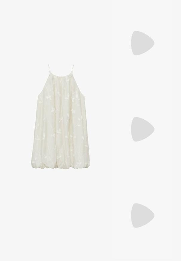Robe sans manches, ample, de couleur crème avec un motif floral brodé. Tissu léger, encolure ronde et ourlet élastiqué pour un effet froncé.; Sandales blanches à talons ouverts avec des brides croisées, design minimaliste, bout carré et talon fin. Matériau lisse avec une finition mate.; Lunettes de soleil avec monture en métal doré et verres teintés verts, de forme ovale, avec branches noires et plaquettes de nez transparentes. Design épuré et minimaliste.; Sac à épaule en paille tissée de couleur naturelle, en forme courbée, avec une sangle en cuir marron dotée d'un matériel ajustable et d'accents décoratifs.
