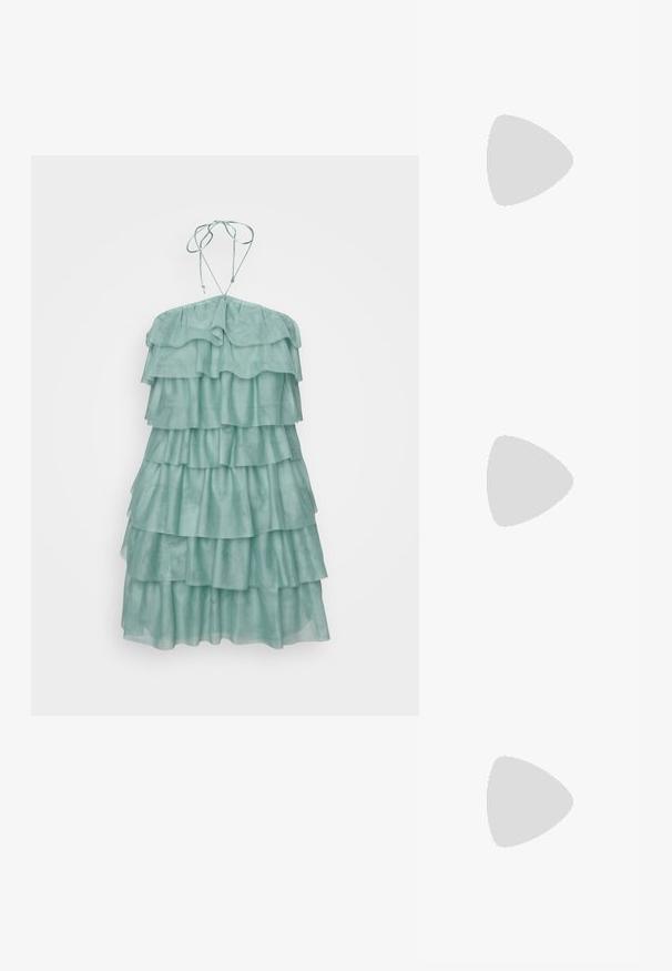 Kihilised, ilma käisteta kleit helesinisest rohelisest, mis sisaldab mitmeid volangilisi kihte, kaelusega halter ja reguleeritavad sidemed ning pehme tekstuur.; Burgundi patendiga nahast kõrged kontsad terava ninaga, pahkluupannal ja 10 cm kõrge stiletokontsaga. Sile tekstuur ja minimaalne disain.; Roheline käekott sileda välispinnaga, kahekordsete lühikeste sangadega ja reguleeritava õlavöödiga. Omab lukuga sulgemist ja tekstuuritud detaile.; Kuldne rõngassõrmused sileda ja läikiva viimistlusega. Ringikujuline disain, millel on väike post ja selge tagumine külg, et tagada kindel kandmine.