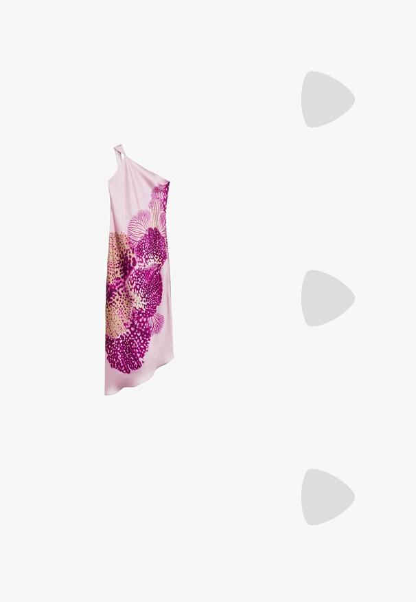 Eén-schouderjurk van zachtroze stof met grote bloempatronen in levendig paars en goud. Lichtgewicht en gladde textuur.; Nude patenten leren hoge hak sandaal met enkelbandje, open teen en slanke stiletto hak. Gladde textuur en een minimalistisch ontwerp.;  Schildpad zonnebril met bruine lenzen, slank ovaal ontwerp en glanzende afwerking. Bevat subtiele zilveren accenten op de monturen.; Pailletten clutch met een zachte beige basis, witte ronde pailletten die het oppervlak bedekken, metalen frame en een roomkleurige handgreep.; Stradivarius Haaraccessoire - pink