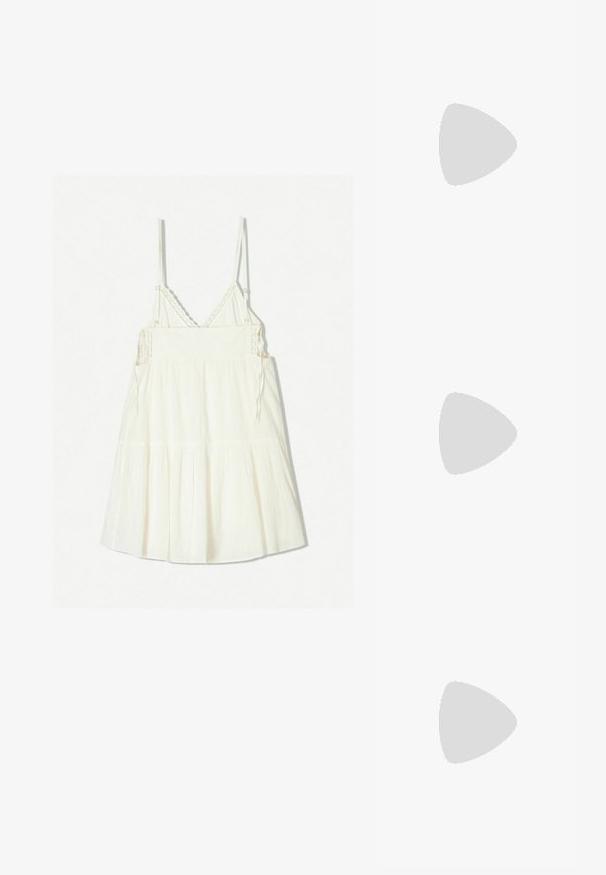 Weißes, ärmelloses Kleid mit verstellbaren Spaghetti-Trägern, einem strukturierten Stoff und gestuften Rüschen am Saum. Detaillierte Häkelakzente am Ausschnitt.; Schwarze Leder-Sandalen mit Absatz, ausgestattet mit dünnen Riemen, einer quadratischen Zehenpartie und einem Stiletto-Absatz. Verstellbarer Knöchelriemen für eine optimale Passform. Glatte Textur.; Weiße achteckige Sonnenbrille mit dunklen Gläsern. Verfügt über goldene Hardware-Akzente und ein strukturiertes Design an den Bügeln.; Schwarze synthetische Schultertasche mit geschwungenem Silhouette, strukturiertem Finish, goldenem Dreiecks-Logo und abnehmbaren Hardware-Akzenten.