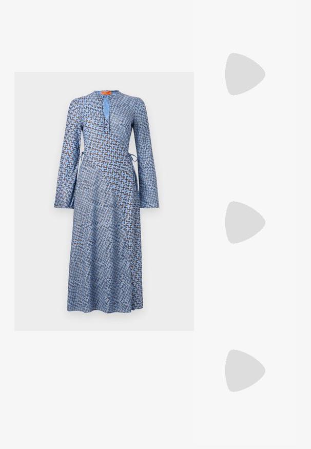 Abito blu a maniche lunghe con motivo geometrico marrone, caratterizzato da un collo a chiave e lacci laterali, realizzato in materiale leggero.; MIISTA ALTHEA BROGUES - Stringate - black; Occhiali da sole con lenti grigie, sottile montatura in metallo argento, dettagli trasparenti e punte nere sulle aste. Presentano una forma ovale.; Borsa a rete nera con motivi floreali ricamati, dotata di manici neri robusti e un'etichetta con logo sulla parte frontale. Materiale traslucido.