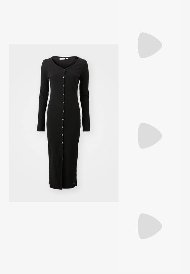 Vestido negro de manga larga hecho de tejido acanalado, con escote en V y cierre frontal de botones con botones plateados. Acentuado en el dobladillo.; Botas de tobillo de cuero marrón con un panel de elasticidad texturizado, suela de goma negra gruesa y tirador. Diseño elegante con mínima costura.; Bolso de mano marrón, texturizado, hecho de un material suave de terciopelo con forma rectangular, asas superiores dobles y una correa marrón desmontable.; Pendiente de aro de plata con un colgante vertical que presenta una sola perla blanca. El diseño es elegante, con un acabado suave y pulido.