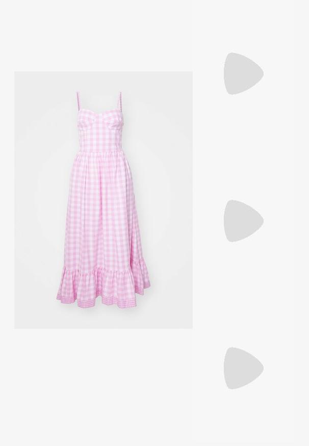 Hvid ribbet tanktop med rund halsudskæring, parret med beige bukser med elastisk talje og sidelommer.; Lyserød gingham kjole med spaghetti stropper, tætsiddende liv og udvidet nederdel. Har en flæset kant og tern i varierende nuancer af lyserød.; Røde patentlæder Mary Jane sko med rund tå, lav blokhæl og justerbar rem med en lille spænde detalje.; Skildpaddemønstrede solbriller med mørke linser, oval form og brede stænger. Har en lille gylden detalje på siden. Glat plastmateriale.; Lys beige læder håndtaske med en samlet design, sorte accenter og guldfarvede detaljer. Inkluderer en aftagelig rem. Logo på forsiden.