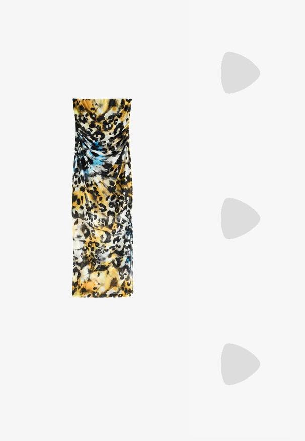 Vestito a fantasia leopardata realizzato in tessuto morbido e leggero. Presenta arricciature, prevalentemente giallo con accenti neri e blu. Forma dritta.; Mule beige con tacco aperte, con una finitura matte liscia, caratterizzate da decorativi strass trasparenti disposti in un motivo sulla tomaia.; Borsa a spalla bianca con una finitura testurizzata, un accentuato fermaglio centrale e una forma curva. Chiusure a cerniera su entrambi i lati.; Orecchini a cerchio in tono oro con una finitura liscia e lucida. Presentano una forma a mezza luna e una chiusura a perno sicura.