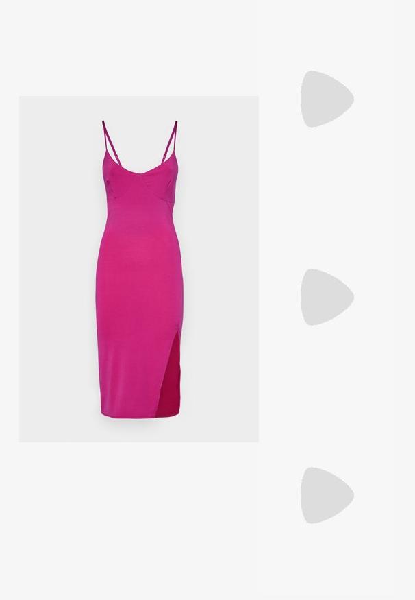 Priliehavé, bezrukávové šaty z žiarivej ružovej látky, s výstrihom do V a bočným rozparkom pre zvýraznenie detailov. Hladká textúra, minimalistický dizajn.; Ružové sandále na vysokom podpätku s pruhmi, štíhlou konštrukciou, štvorcovou špičkou a zúženým podpätkom. Obsahujú nastaviteľný remienok okolo členka a jemnú textúru.; Metalická strieborná kabelka s textúrovaným povrchom, zdobená striebornou okrúhlou rukoväťou a uzáverom na šnúrku, držiaca sa pred svetlo modrými džínsami.; Strieborné kovové jarové klipy, jeden obdĺžnikový a jeden oválny, s hladkými povrchmi a zaoblenými hranami. Oba majú lesklé povrchy a jednoduché dizajny.