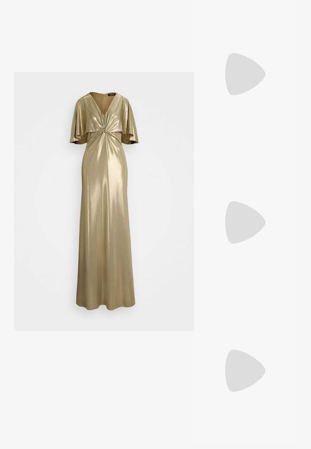 Arany fémes ruha, csavart elülső dizájnnal, rövid, fodros ujjakkal és teljes hosszú szoknyával. Hátsó cipzárral záródik.; Hegyes orrú, magas sarkú cipő barna velúrból, alacsony sarokkal és sima textúrával. Klasszikus sziluett, enyhe hátsó részlettel.; Fehér bőr kézitáska, texturált felülettel, arany lánccal és fekete részletekkel. Elülső zsebbel és cipzáros zárással rendelkezik.; Arany színű csomó fülbevalók, csavart formával. Minden fülbevaló mögött egy kör alakú átlátszó támasz található a biztonságos viselés érdekében.