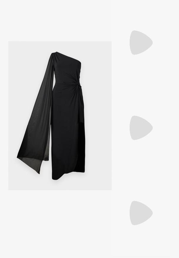 Félvállas fekete ruha, csomózott derék részlettel és lebegő átlátszó ujjakkal. Simíts, könnyű anyagból készült, egyenes szabással.; Fekete magassarkú szandál átlátszó pánttal, texturált felsőrésszel és vékony tűsarokkal. Széles elülső pánttal és csillogó díszítésekkel rendelkezik.; Fehér, téglalap alakú, fényes anyagból készült clutch táska, ezüst láncos pánttal. A modell pózol, bemutatva a táskát egy egyszínű háttér előtt.; Aranyszínű fém fülbevaló, elegáns, ívelt formával. Különleges hegyes alak, fényes felszín és zsanéros záródás jellemzi.