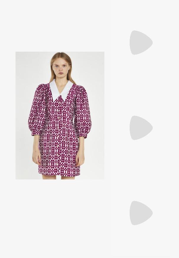 Glamorous - Sukienka koszulowa; Czarne skórzane botki do kostki z luźnym fasonem, kwadratowym noskiem i boczną sprzączką. Gruba podeszwa zapewnia dodatkową wysokość i stabilność.; Różowe okulary przeciwsłoneczne o geometrycznej oprawie, w połączeniu z miękką lawendową bluzką z okrągłym dekoltem i rękawami łączonymi.; Czarna skórzana torba na ramię z dwoma przednimi kieszeniami, złotymi klamrami, zamkiem błyskawicznym i cienkim paskiem. Teksturowana powierzchnia i kompaktowy prostokątny kształt.