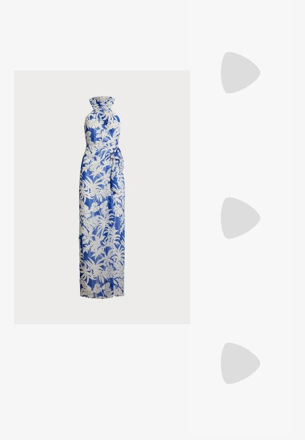 Maxi šaty s modro-bílou květinovou potiskem; design s halter krkem, s přiléhavým korzetem a zavazováním v pase. Hladká tkanina, dlouhá silueta.; Zlaté sandály na vysokém podpatku s texturovaným povrchem, tenkým zapínáním kolem kotníku a úzkým předním páskem se subtilními ozdobami.; Bílá kožená kabelka s texturovaným povrchem, zdobená zlatým řetízkem a černými akcenty. Obsahuje přední kapsu a uzavírání na zip.; Náušnice ve tvaru kruhu z pozlaceného kovu s vroubkovaným, prodlouženým tvarem. Mají hladký, lesklý povrch a zaoblený konec pro zvýraznění detailu.