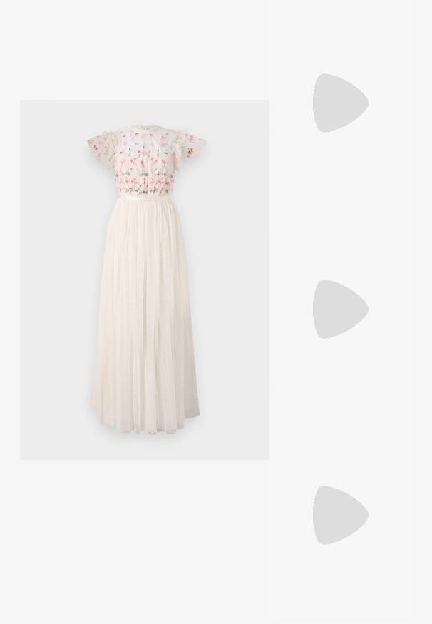 Λευκό μακρύ φόρεμα με κεντημένο μπούστο λουλουδιών, φουσκωτά μανίκια και υφή σε στρώσεις από τούλι με πουά σε όλη την επιφάνεια.; Μαύρες τακούνια σανδάλια με διασταυρούμενες λωρίδες και στρας, με χαμηλό τακούνι και λεία, ματ υφή.; Μαύρη δερμάτινη τσάντα ώμου με δύο μπροστινές τσέπες, χρυσά κούμπωματα, κλείσιμο με φερμουάρ και λεπτό λουρί. Υφή επιφάνειας και κομψό ορθογώνιο σχήμα.; Χρυσές μεταλλικές σκουλαρίκια κρίκοι με καμπυλωτό, ελκυστικό σχήμα. Περιλαμβάνουν μια λεία, γυαλιστερή επιφάνεια και στρογγυλή άκρη για πρόσθετη λεπτομέρεια.