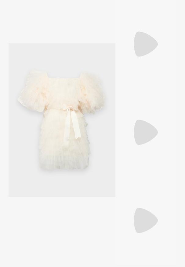 Ida Sjöstedt EXCLUSIVE CRYSTAL DRESS - Robe de soirée - ivory; Mule blanc à bout pointu avec un talon stiletto bas. Fabriqué en matériau lisse avec un design minimaliste et un subtil détail de semelle beige.; Cult Gaia VIERA - Pochette - natural; Une paire de boucles d'oreilles en métal doré, de forme ovales irrégulières, avec une surface texturée et légèrement martelée sur fond blanc.