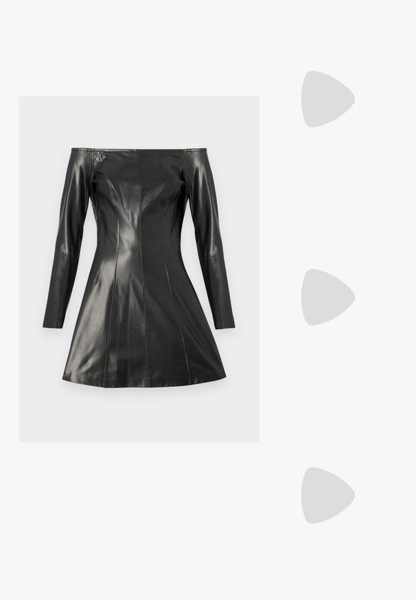 Top preto de manga longa feito de material macio, com detalhes franzidos na frente e nas mangas, apresentando um decote arredondado e um design ajustado.; Vestido preto às riscas, sem ombros, feito de couro liso. Apresenta mangas longas, um corte ajustado e uma saia ampla. Costuras e detalhes de textura visíveis.; As sandálias de salto alto pretas apresentam tiras finas com um design em nó, uma biqueira quadrada lisa e um elegante salto agulha.; Bolsa metálica cinza claro com uma alça de corrente, adornada com pequenos rebites metálicos circulares e um logótipo triangular da marca.; Brincos de argola prateados com um acabamento suave e brilhante. Forma arredondada, design leve, com fecho de pino.