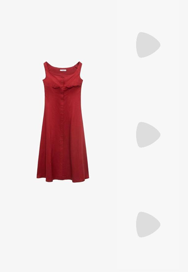 Žltý športový dres s čiernym zvieracím vzorom a vertikálnymi pruhmi. Obsahuje golier, logo Puma a branding Evonik v ružovej farbe.; Červené šaty bez rukávov s priliehavým korzetom, okrúhlym výstrihom a predným zapínaním na gombíky. Vyrobené z hladkej tkaniny, majú rozšírenú sukňu.; Čierne kožené slingback lodičky s špicatými špičkami, s dekoratívnymi popruhmi a akcentmi s očkami, na skromnom stiletto podpätku. Hladká textúra.; Čierna kožená taška cez rameno s zakriveným tvarom, leštenými striebornými detailmi a odnímateľnou visačkou. Hladká textura s jemnými švovými detailmi.
