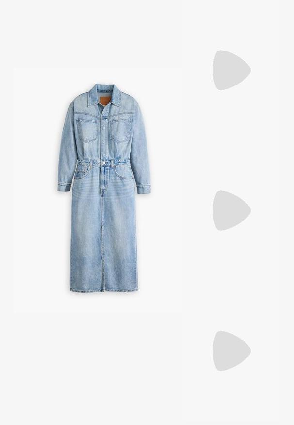 Tricou alb cu mânecă scurtă, prezentând o imprimare grafică multicoloră cu o stea și textul "Converse Chuck Taylor ALL STAR".; Rochie din denim bleu deschis, cu mâneci lungi, cu nasturi pe față, două buzunare la piept și o curea la talie. Design de lungime medie, cu o croială dreaptă.; Adidași albi tip pantofi sport cu glezna din pânză, cu talpă din cauciuc negru, capac de vârf din cauciuc frontal și șase ochiuri pentru șireturi, având un design curat și minimalist.; Geantă de mână din piele roșie, cu un design unghiular și geometric. Dispune de o singură curea ajustabilă și un sistem de închidere cu clapetă, cu detalii cusute.