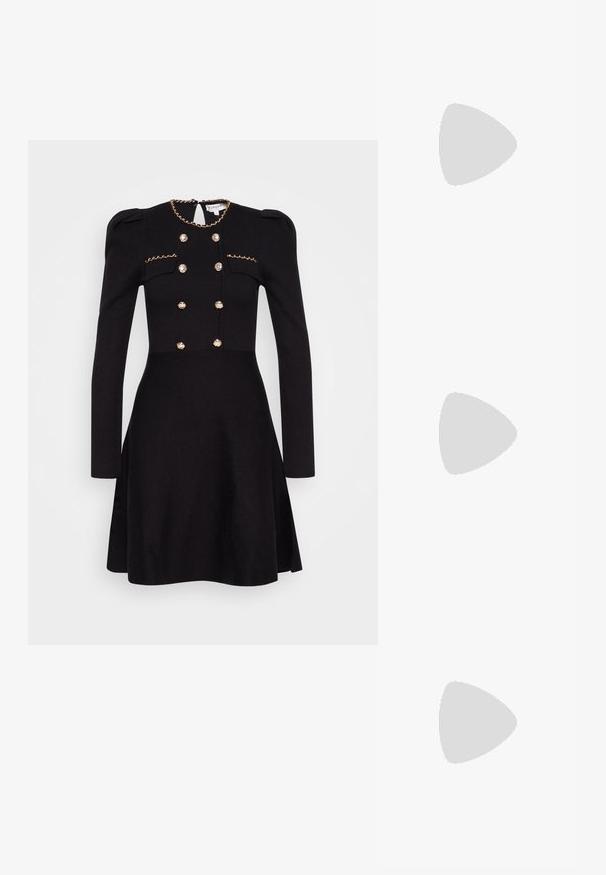 Schwarzes Kleid mit langen Ärmeln, dekorativer goldener Kette am Ausschnitt, doppelt geknöpfte Vorderseite mit mit Stoff überzogenen Knöpfen und tailliertem Schnitt.; Beige Lackleder Slingback-Pumps mit spitzem Vorderteil und einem schlanken, quadratischen Absatz. Glatte Textur und minimalistisches Design ohne Verzierungen.; Weiße Lederhandtasche mit geschwungener Form, verstellbarem Tragegurt und einem kleinen Schnallendetail. Das Modell trägt ein enges schwarzes Outfit.; Goldfarbener Ring mit einem organischen, gedrehten Design, glatter Oberfläche und sich verjüngenden Enden, was ein modernes, skulpturales Erscheinungsbild erzeugt.