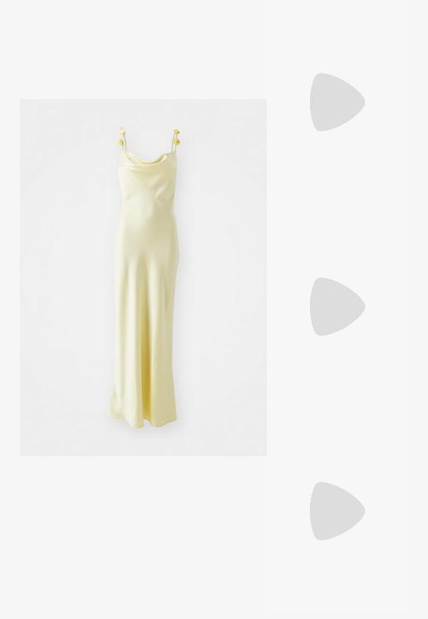 Gina Tricot COWL NECK DRESS - Alkalmi viselet - light yellow; Arany fémes, magas sarkú cipő hegyes orral, bokapánttal és dekoratív lánc részlettel. Simás textúra, fényes felülettel.; Michael Kors bézs bevonatos vászon karkötő, amely ismétlődő MK logó mintával, aranyszínű fémrészletekkel és levehető lánchordóval rendelkezik.; A sárga arany karkötő sima, elegáns kialakítású, öt átlátszó strasszkővel, egyenletesen elhelyezve a sáv mentén. Gravírozott logóval rendelkezik.