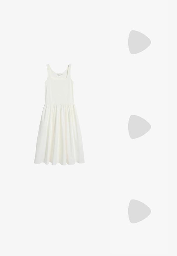 Vit ärmlös klänning som är gjord av mjukt, lätt material. Har en fyrkantig halsringning och en plisserad kjol, vilket ger en avslappnad passform.; Krämfärgad spetsblus med långa, genomskinliga spetsärmar, rund halsringning och knapprad framtill. Utställd silhuett.; Gul flip-flop med en texturerad sula, genomskinliga remmar med pärl- och stjärndetaljer, samt en slät, minimalistisk design.; Vävd halmstorpåse med flätad textur, mörkbruna läderhandtag och botten, vid cirkulär form och öppen design.