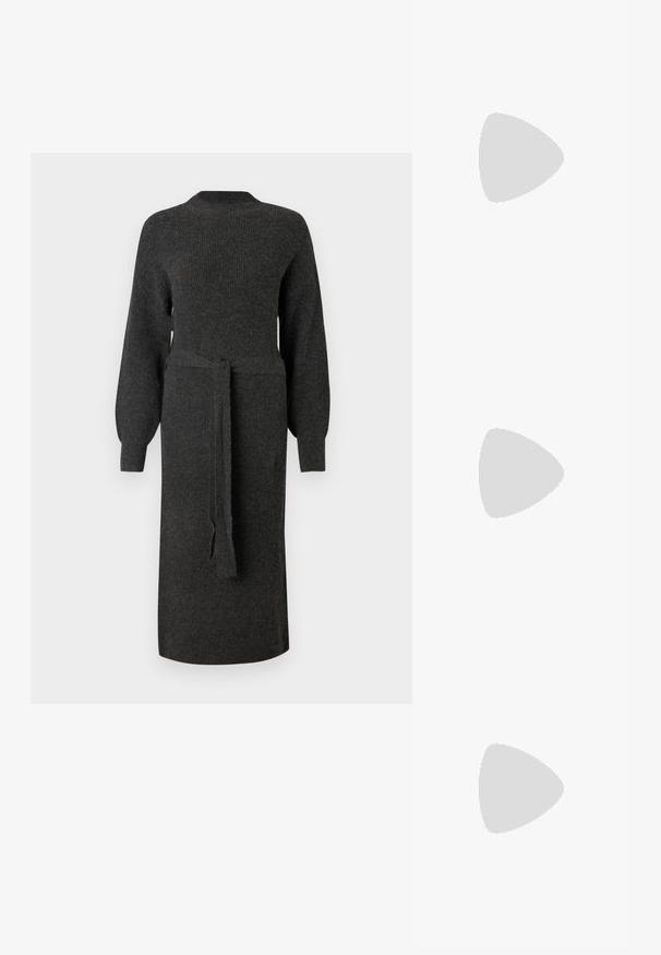 Tamno siva pletena haljina s dugim napuhanim rukavima i odgovarajućim pojasom u struku. Prava silueta i okrugli izrez.; Crne platforme s okruglim vrhom, više kopča i teksturiranom, debelom potplatu. Izrađene su od sjajnog sintetičkog materijala.; Srebrna metalik torbica s mekim, zaobljenim oblikom i čvorastim zatvaranjem na vrhu. Izrađena od glatke sintetičke kože.; Srebrne okrugle naušnice s minimalističkim dizajnom. Kružni oblik, glatka tekstura i tanak profil. Lagane s poliranim završetkom.