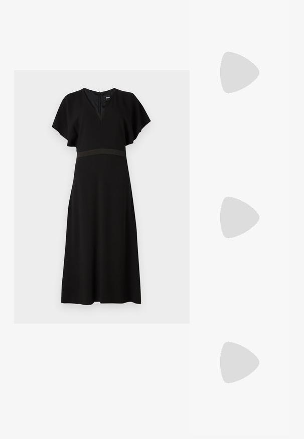 Robe noire avec un décolleté en V, des manches courtes papillon et une bande horizontale contrastante à la taille. Fabriquée à partir d'un tissu lisse et fluide.; Patrizia Pepe BOOTS - Cuissardes - nero; Sac à main en cuir noir avec un design incurvé, matériel doré et une poignée sur le dessus. Présente une fermeture élégante et une texture lisse.; Boucles d'oreilles en argent avec un design lisse et courbé. Présentent une finition métallique brillante et une fermeture à clou. Pas de motifs ou d'accents visibles.