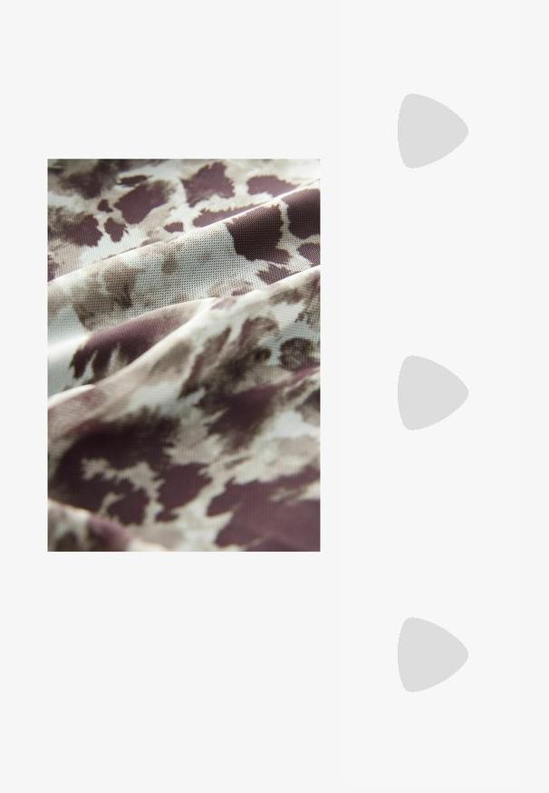 Tessuto leggero caratterizzato da un design fluido con un motivo astratto beige e marrone, texture morbida e una caduta delicatamente fluente.; Stivale alla caviglia in pelle borgogna con punta affusolata e tacco a stiletto alto. Texture liscia e design elegante senza hardware visibile.; Orecchini in metallo color oro con un design intrecciato, caratterizzati da superfici lisce e bordi arrotondati, che presentano una finitura lucida e riflettente.; Portafoglio in pelle nera con pattina a pieghe, accessori dorati, con un logo decorativo. Include una tracolla staccabile per il trasporto.