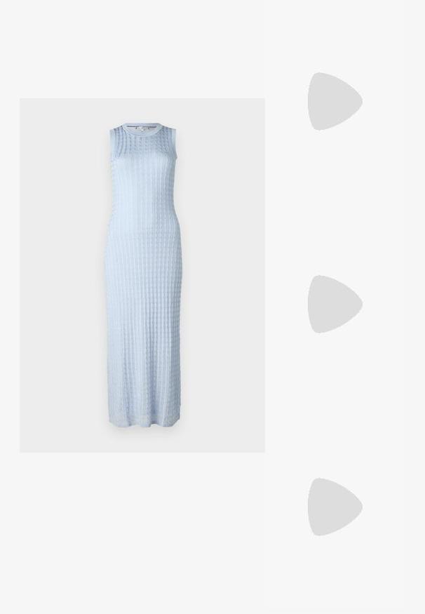 Abito senza maniche di colore azzurro chiaro, lavorato a maglia, con un motivo a costine testurizzato, design aderente e scollo rotondo, che arriva fino a metà polpaccio.; Pump a punta in pelle color beige chiaro, con tacco basso, superficie liscia e design minimalista con un sottile dettaglio sul retro.; Borsa a tracolla in pelle beige con forma rettangolare, caratterizzata da una chiusura a scatto in tono oro e una tracolla rimovibile, indossata con un giubbotto in denim blu.; Orecchini a cerchio tonalità oro con forma a mezzaluna, superficie lucidata e chiusura a cerniera. La texture liscia e la finitura riflettente migliorano la visibilità.