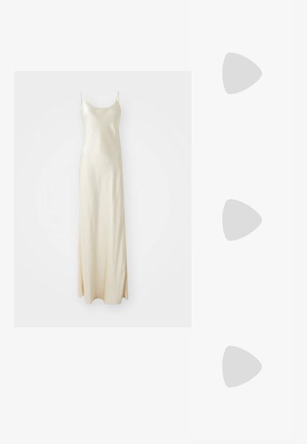 Robe maxi en satin crème avec de fines bretelles, présentant une silhouette fluide et une coupe légèrement évasée. Texture lisse, design minimaliste.; Chaussure à talons hauts blanche avec un design à bout pointu, en cuir, avec une sangle ajustable à la cheville ornée de strass et un talon stiletto fin.; Sac à main en cuir blanc avec un fini texturé, doté d'une bandoulière en chaîne dorée et d'accents noirs. Comprend une poche avant et une fermeture éclair.; Boucles d'oreilles en métal doré en forme d'anneau, avec une forme courbée et allongée. Elles présentent une surface lisse et brillante avec une pointe arrondie pour un détail supplémentaire.