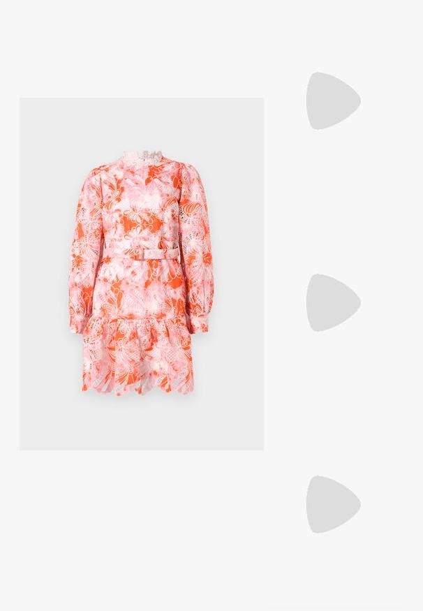 Lühikeste varrukatega kleit oranži ja roosa lillemustriga, pitsist krae, volangidega hem ja kinnitatud talje vöödetailiga.; Steve Madden KARI - Klassikalised kontsakingad - white; Punane nahast käekott, millel on nurkadega geomeetriline disain. Omab ühte reguleeritavat rihma ja klappidega sulgemist, millel on õmblustega kaunistused.; Kuldne rõngassõrmused sileda ja läikiva viimistlusega. Ringikujuline disain, millel on väike post ja selge tagumine külg, et tagada kindel kandmine.