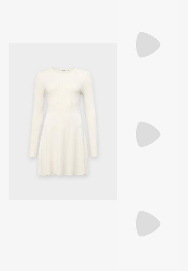 Abito a maniche lunghe in tessuto a coste beige chiaro. Corpetto aderente con gonna svasata. Collo arrotondato e design semplice. Tessuto morbido.; Stivaletto beige con tacco alto, realizzato in pelle liscia, dal design morbido, punta affusolata e sottile tacco a stiletto. Dettaglio dorato sul retro.; Borsa a spalla in pelle nera con forma arrotondata, finitura lucida e accessori in argento. Persona che indossa pantaloni ampi neri e mocassini con borchie.; Set di orecchini in tono oro che comprende tre paia: orecchini a perno ovali texturizzati, orecchini a perno con design ondulato e grandi orecchini a cerchio con scanalature sovrapposte.