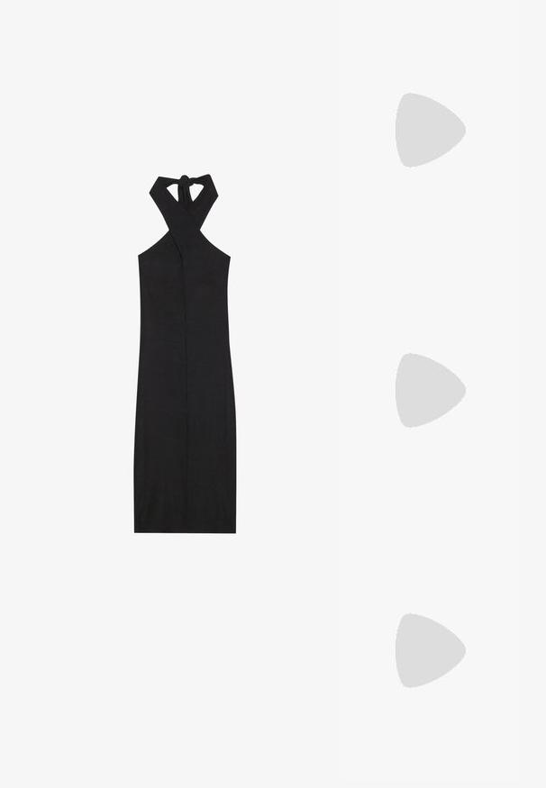 Robe noire à col halter avec un décolleté entrecroisé et un détail à nouer. Fabriquée en matière ribbed, elle présente une silhouette ajustée et une longueur au genou.; Pumps à talon aiguille blancs, à bout pointu et à bride arrière, fabriqués en cuir lisse, avec une fine sangle à boucle réglable. Design à dos ouvert.; Sac à main en métal doré avec un design structuré, texture lisse et bandoulière ajustable. Présente une forme triangulaire unique et des coutures minimalistes.; Boucles d'oreilles dorées présentant des formes texturées et ondulées. Comprend des clips sculpturaux et un design de créoles ouvertes avec une finition martelée.