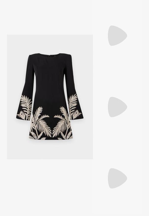 Fekete ujjatlan blúz magas gallérral és elöl drapírozott megkötő részlettel. Simán eső anyag, laza fazon és oldalsó hasítékokkal az alján.; Fekete ruha bővülő ujjal, arany hímzett pálmalevelekkel a szegélyen és az ujjakon. Simító anyagból készült.; Fekete magas sarkú szandálok vékony pántokkal, csomózott mintával, sima négyzetes orral és karcsú stiletto sarkal rendelkeznek.; Világosszürke fémes kézitáska lánc pánttal, kis kör alakú fém kifinomult díszítéssel és háromszög alakú márkagéppel.; Ezüst karika fülbevalók sima, fényes felülettel. Lekerekített forma, könnyű kialakítással, tűs zárómechanizmussal.