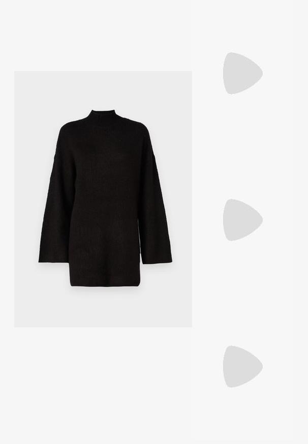 Musta ylisuuri neulepaita, jossa on korkea korkea kaulus ja pitkät hihat. Paita on varustettu teksturoidulla kankaalla, joka tuo lisää visuaalista kiinnostavuutta.; Mustat polvimittaiset saappaat, jotka on valmistettu sileästä tekstiilimateriaalista ja joilla on paksu kumipohja. Saappaissa on minimalistinen muotoilu ja hienovaraiset sauman yksityiskohdat.; Musta nahkainen käsilaukku, joka on kaareva muotoilultaan, irrotettavalla hihnalla ja kultaisilla yksityiskohdilla. Laukussa on läppä, jossa on solk yksityiskohta.; Kultaiset suorakulmaiset korvakorut, joissa on sileä pinta ja pyöristetyt reunat. Suunnittelussa on minimalistinen, geometrinen muoto.